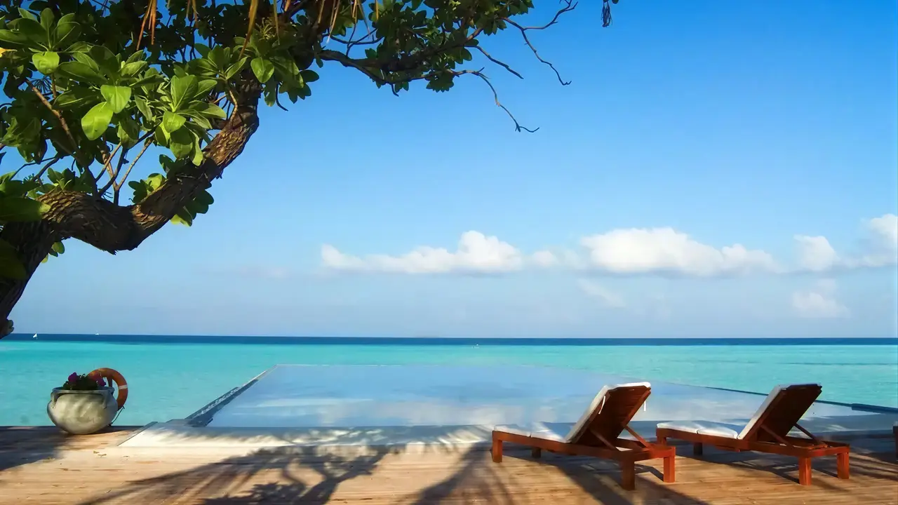 Basen typu infinity w Sun Siyam Olhuveli z widokiem