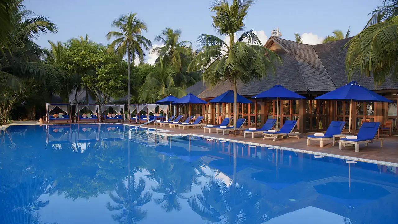 Basen z leżakami i parasolami w Sun Siyam Olhuveli