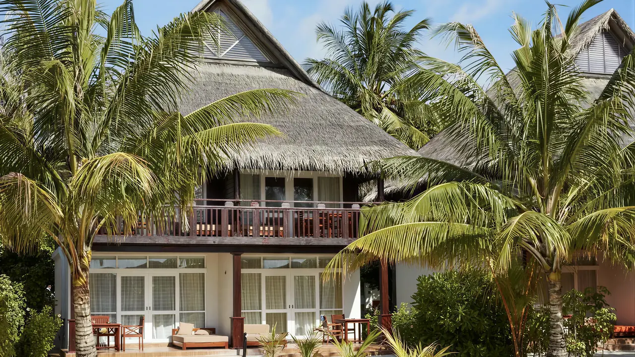 Budynki hotelowe z palmami w Sun Siyam Olhuveli