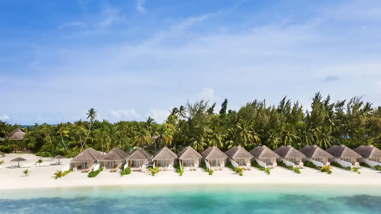 Słomiane pawilony na plaży w Sun Siyam Olhuveli