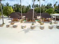Pawilony i stoliki na białym piasku Sun Siyam Olhuveli