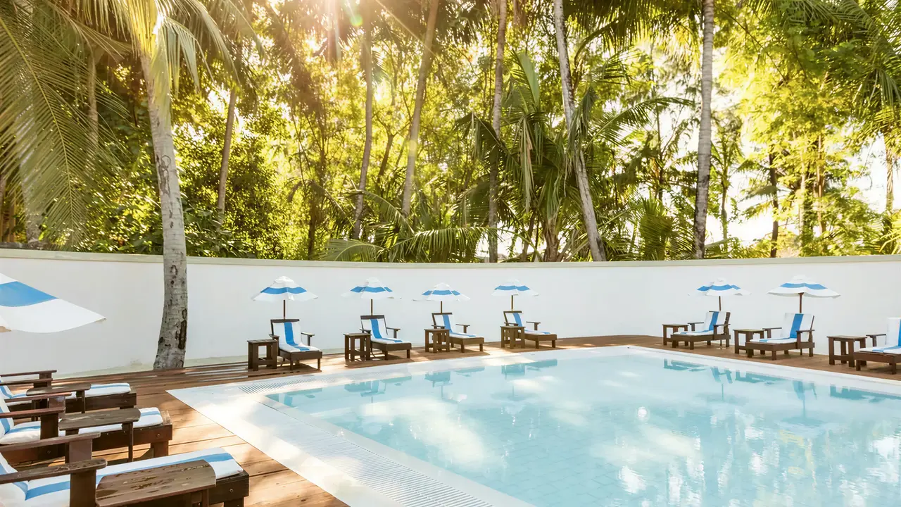Basen z leżakami w Sun Siyam Olhuveli