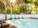 Basen z leżakami w Sun Siyam Olhuveli