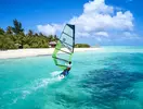 Windsurfing na wodzie przy Sun Siyam Olhuveli