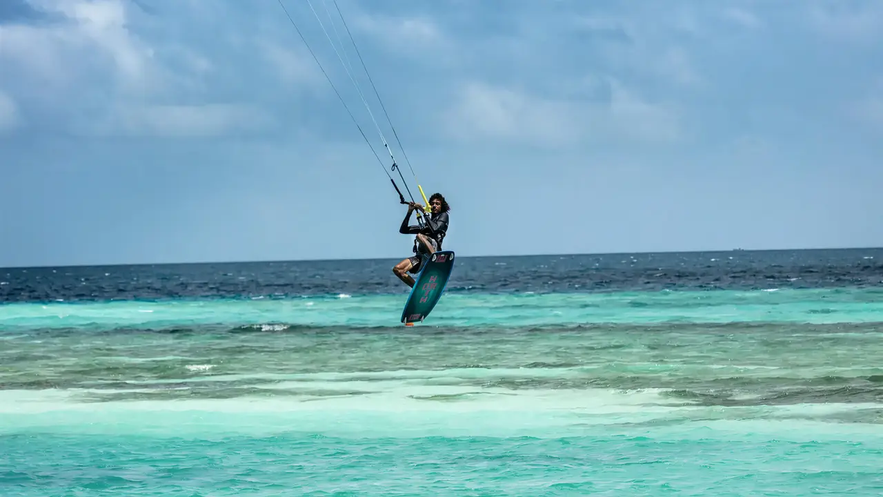Kitesurfing na turkusowej wodzie w Sun Siyam Olhuveli