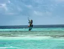 Kitesurfing na turkusowej wodzie w Sun Siyam Olhuveli