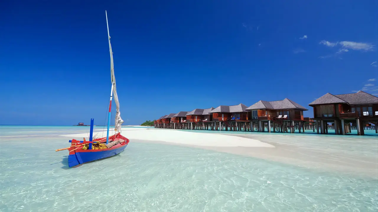 Widok na kompleks Sun Siyam Olhuveli nad turkusową wodą