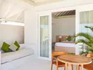 Taras i sypialnia w Sun Siyam Olhuveli