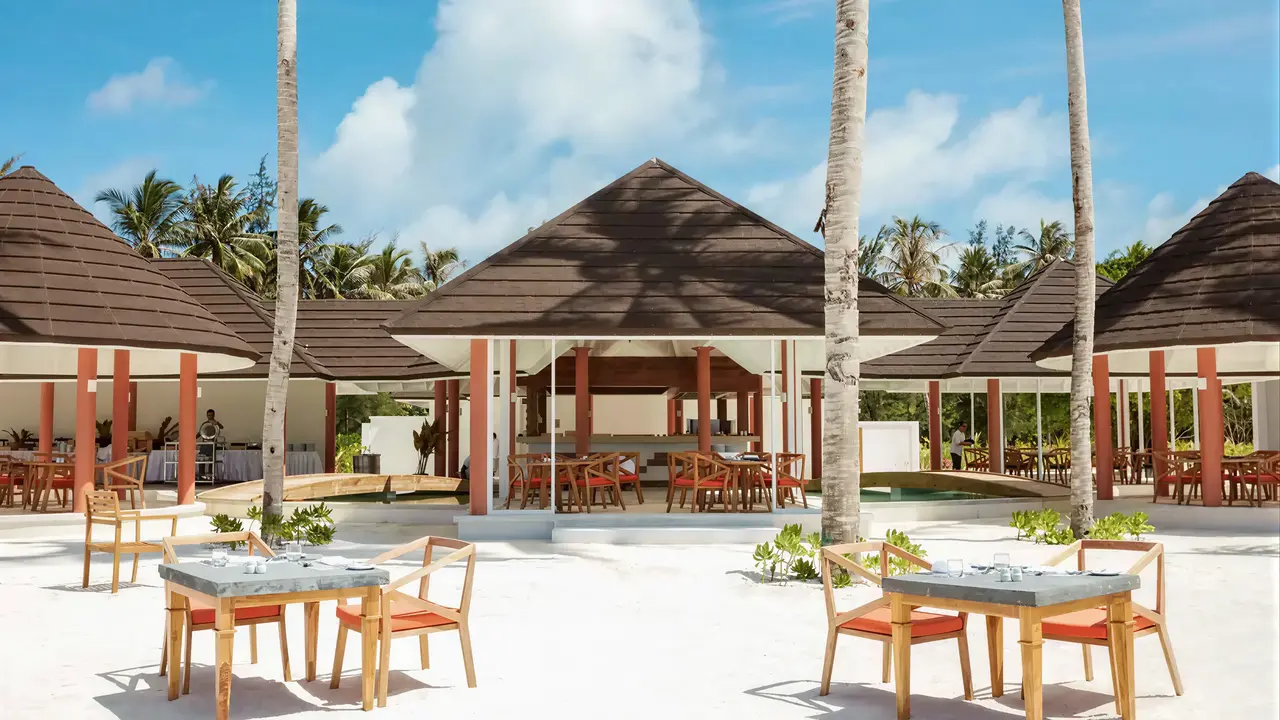 Pawilony z restauracją na plaży w Sun Siyam Olhuveli