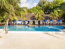 Basen z leżakami w Sun Siyam Olhuveli