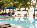 Basen z leżakami i parasolami w Sun Siyam Olhuveli
