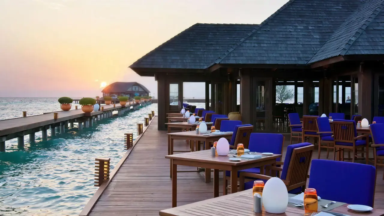 Restauracja Sun Siyam Olhuveli na drewnianym pomoście nad wodą