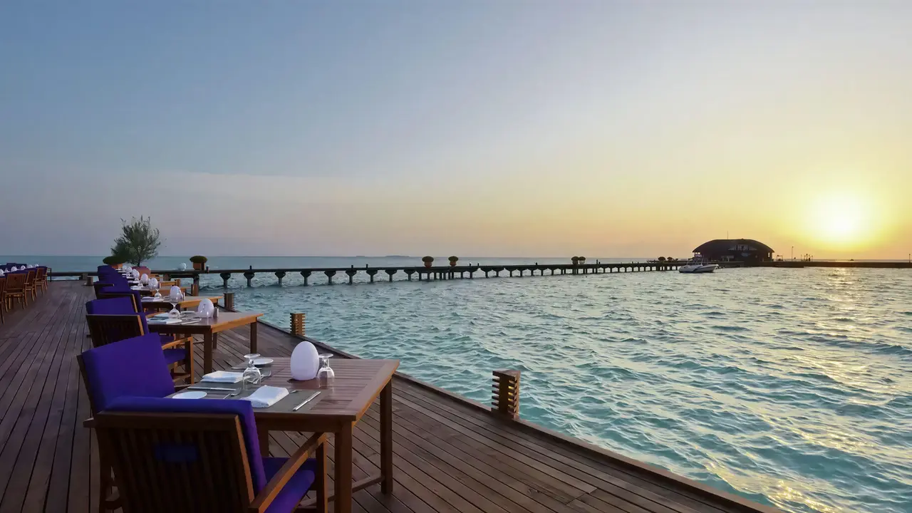 Restauracja nad wodą w Sun Siyam Olhuveli o zachodzie słońca