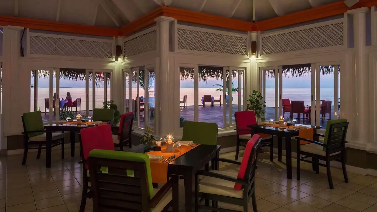 Restauracja w Sun Siyam Olhuveli z widokiem na morze
