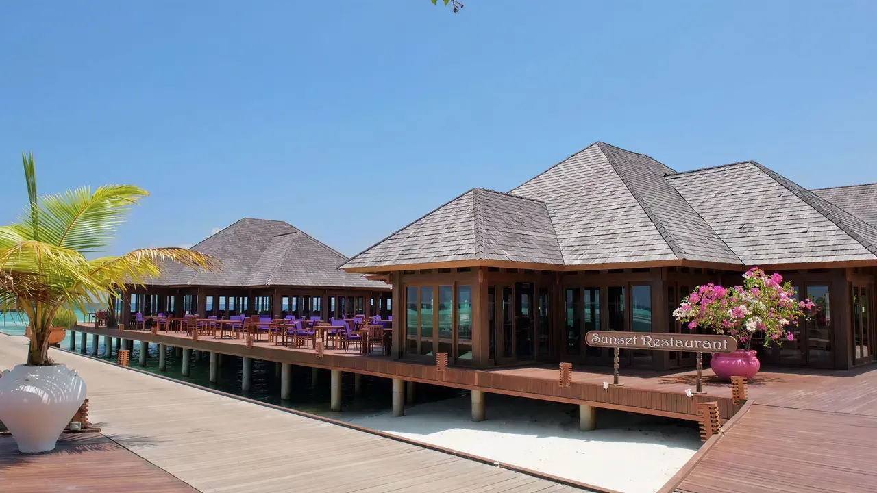 Restauracja w hotelu Sun Siyam Olhuveli nad wodą