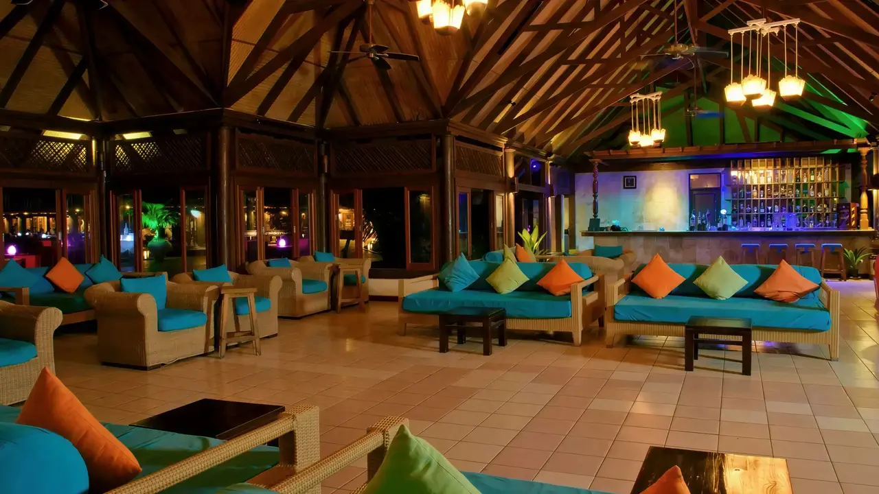 Wnętrze baru z kolorowymi kanapami w Sun Siyam Olhuveli