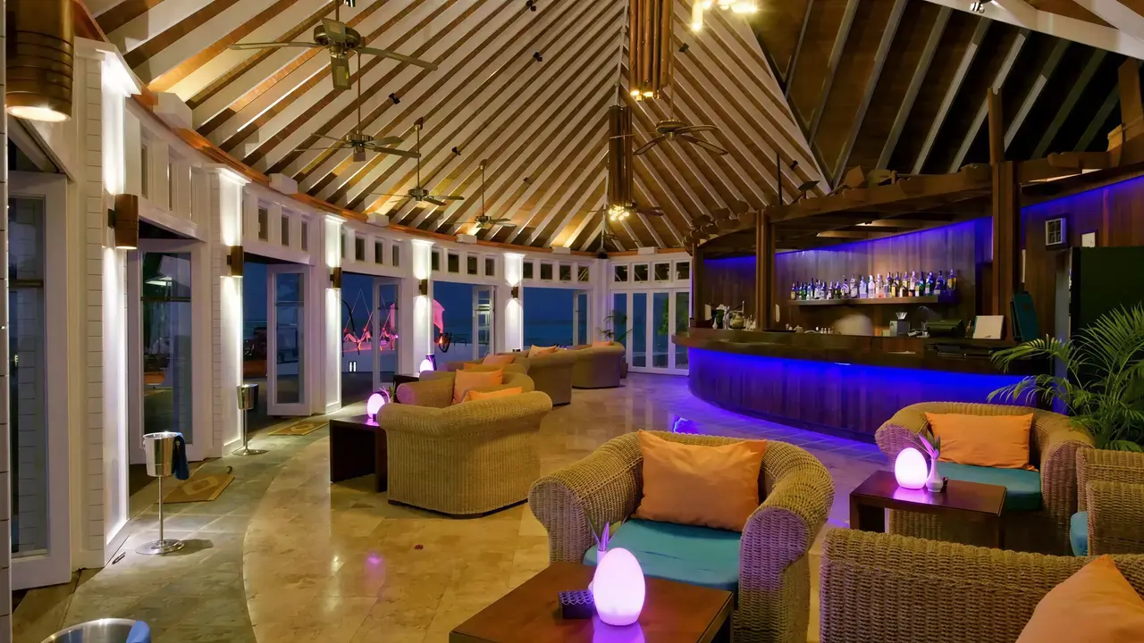 Elegancki bar z fotele w Sun Siyam Olhuveli