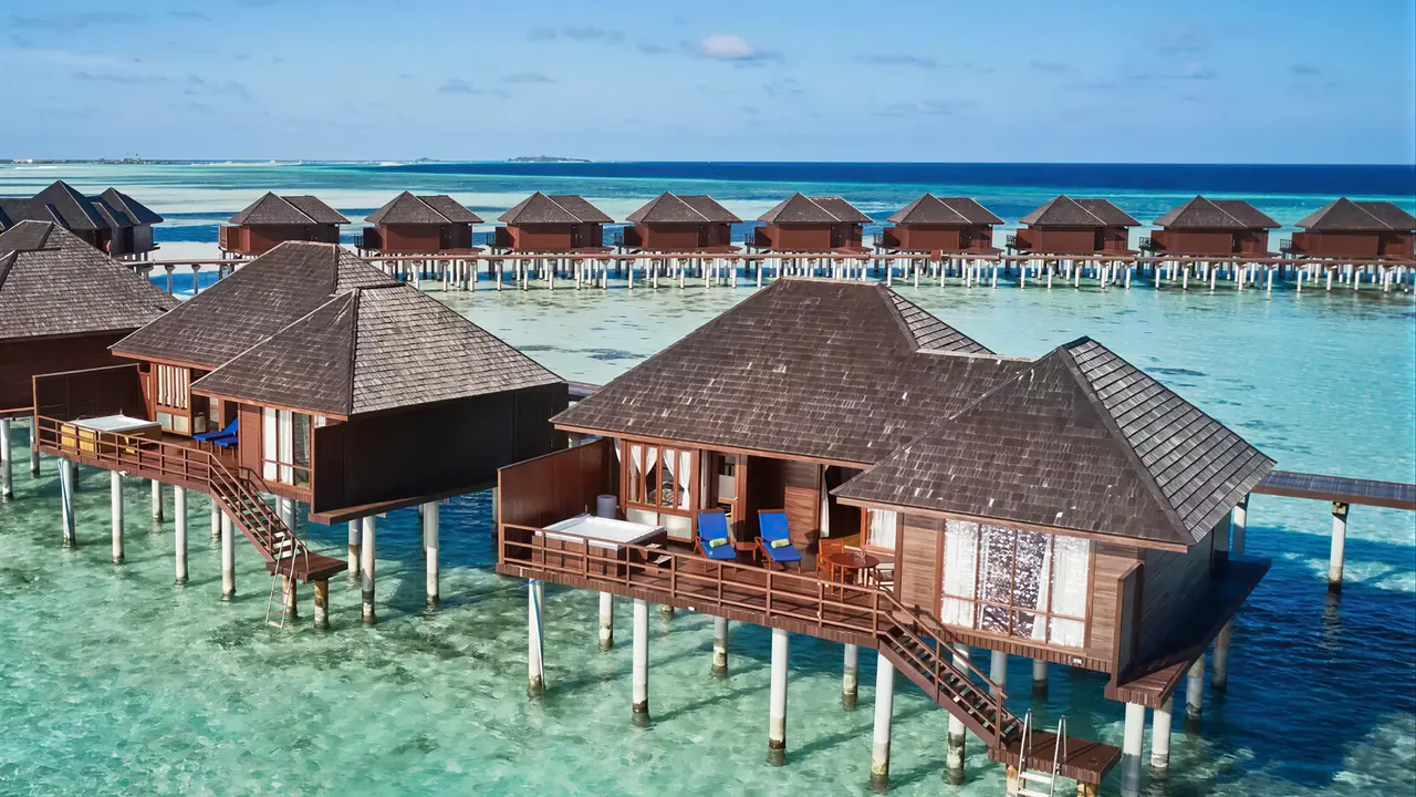 Widok na domki na wodzie w Sun Siyam Olhuveli