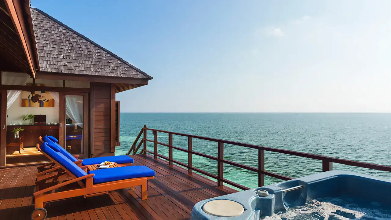 Taras z jacuzzi w Sun Siyam Olhuveli nad morzem