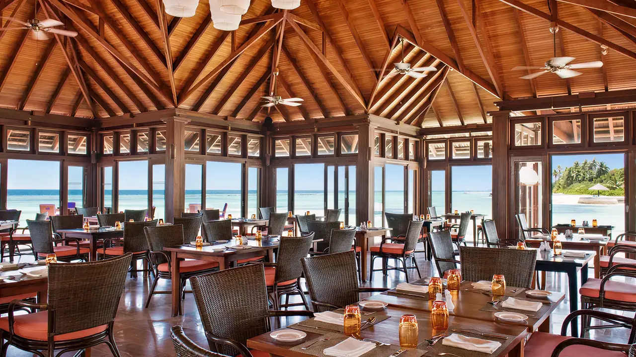 Restauracja w Sun Siyam Olhuveli z widokiem na morze