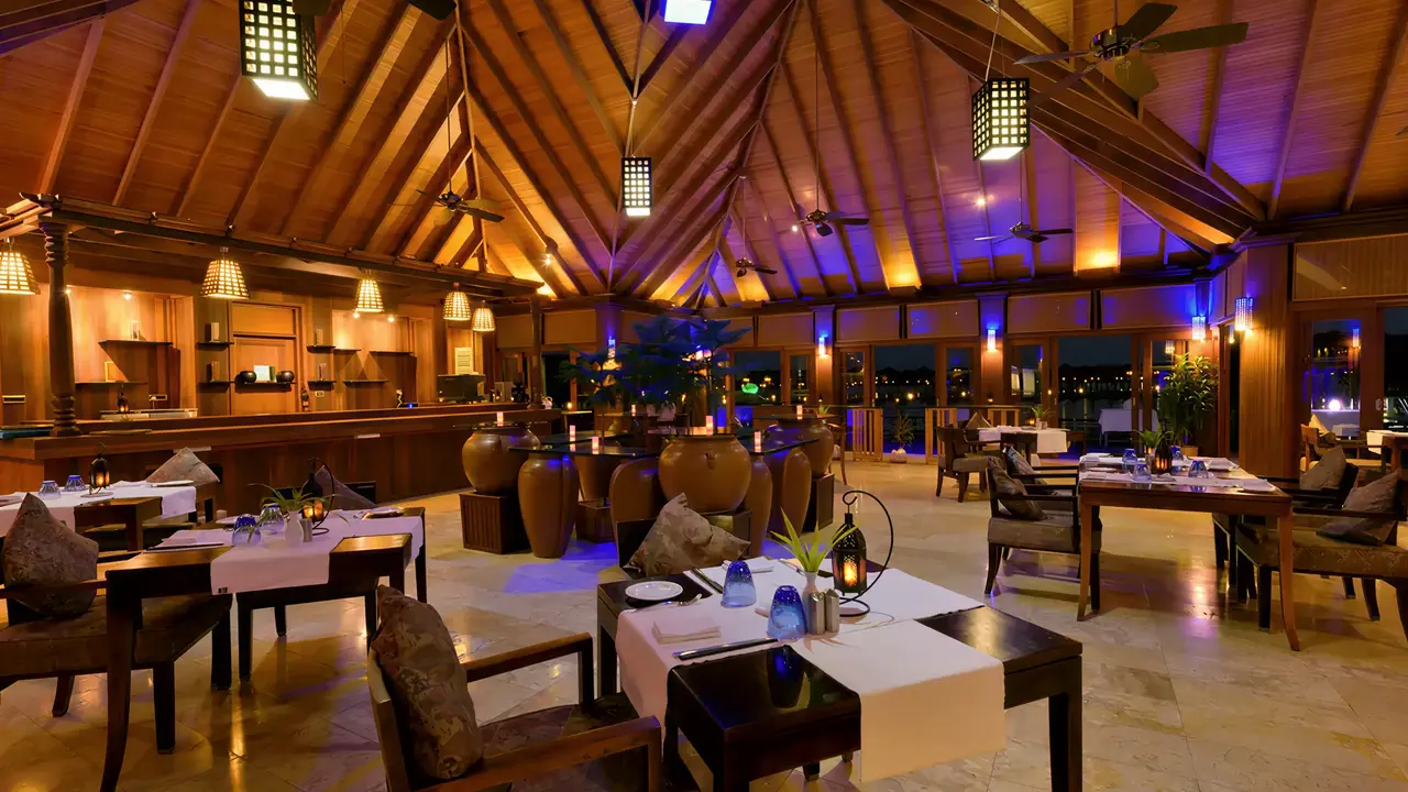 Elegancka restauracja w Sun Siyam Olhuveli z drewnianym sufitem