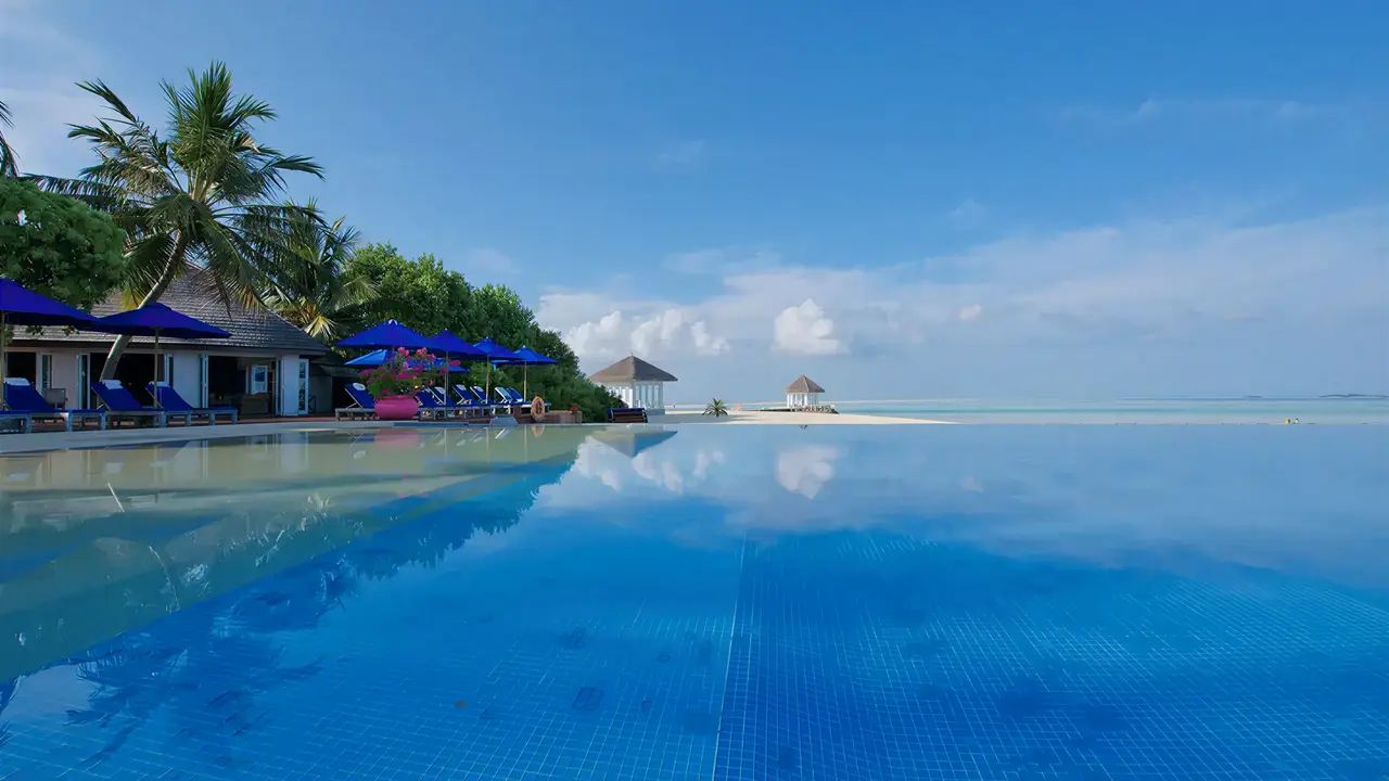 Basen typu infinity w Sun Siyam Olhuveli
