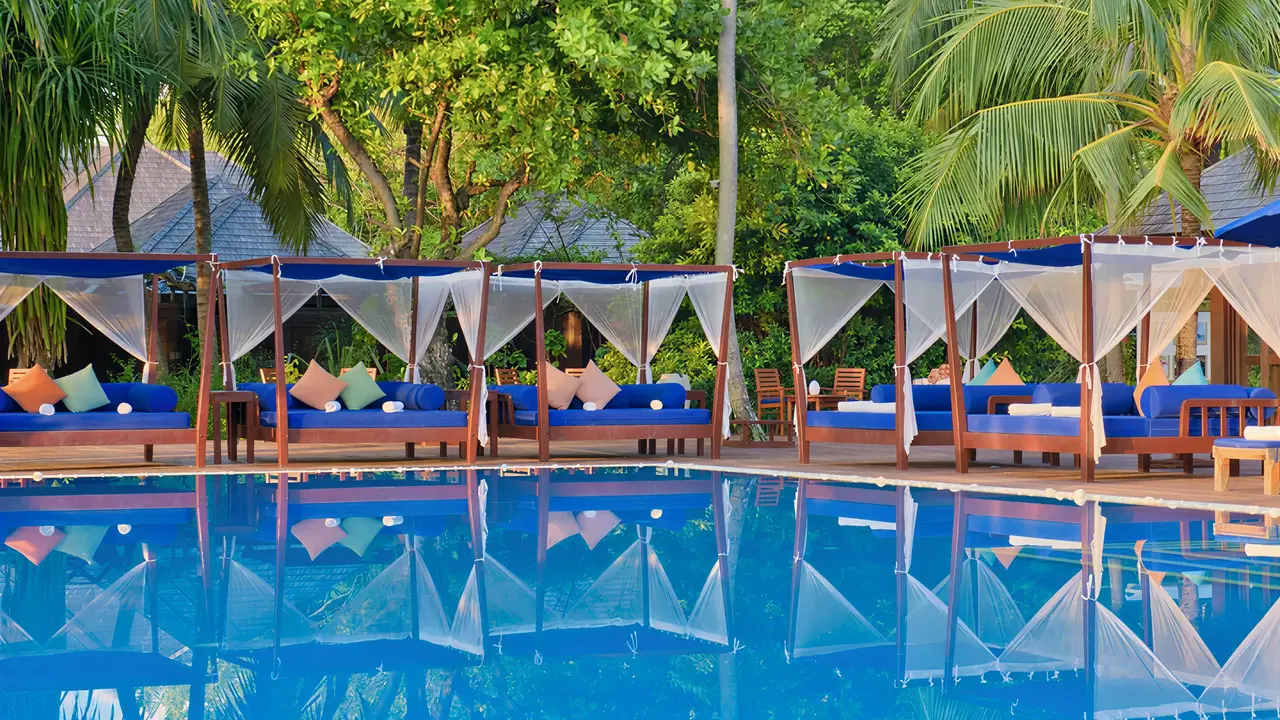 Basen i leżaki w hotelu Sun Siyam Olhuveli