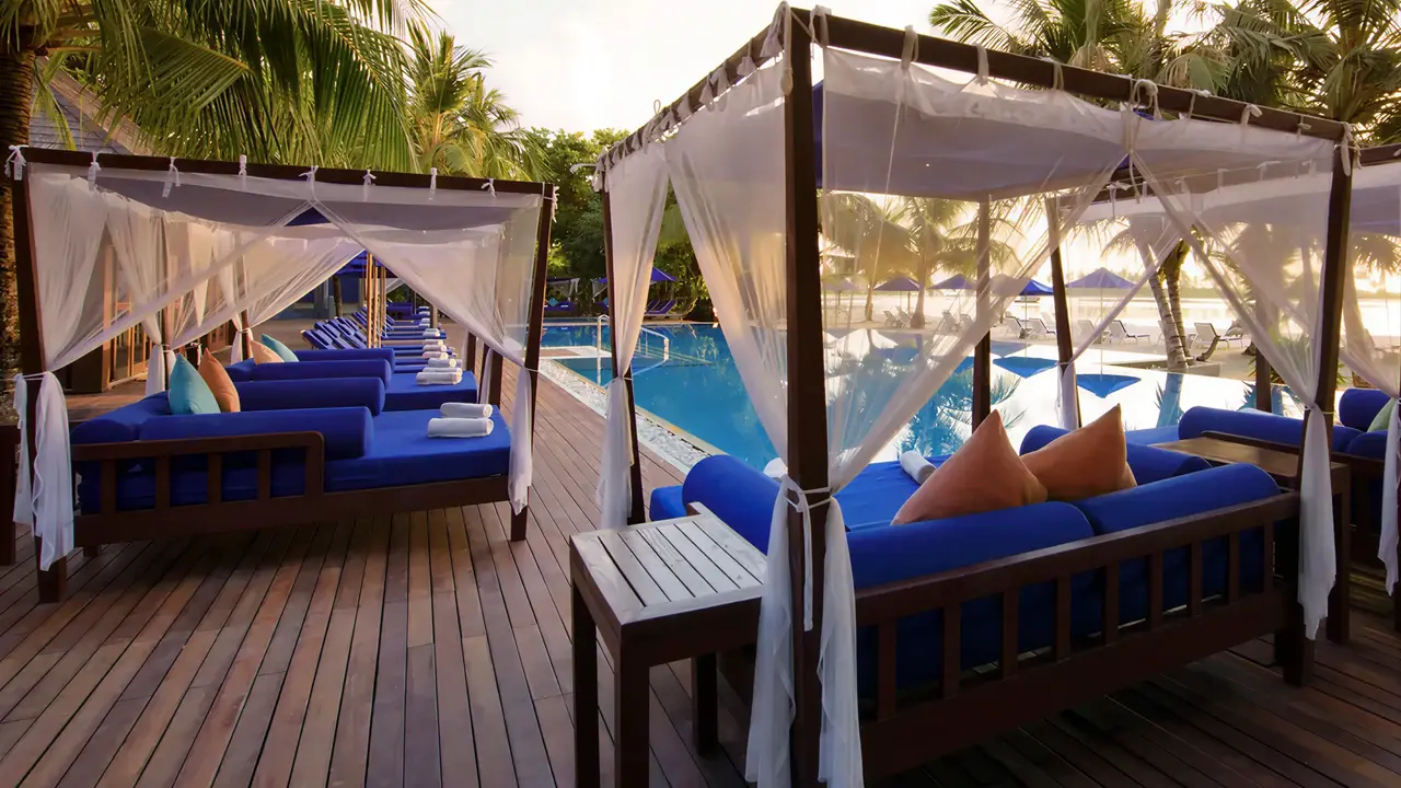 Leżaki przy basenie w Sun Siyam Olhuveli