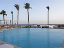 Basen w hotelu Sunrise Remal Beach z palmami