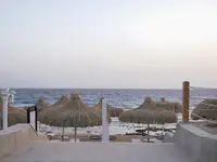 Plaża z parasolami w Sunrise Remal Beach