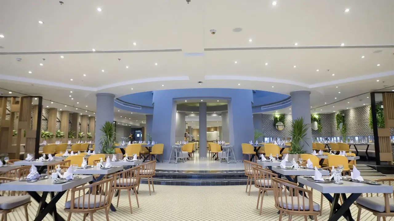 Restauracja w hotelu Sunrise Remal Beach z nakrytymi stołami