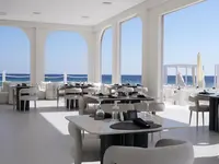 Elegancka restauracja w Sunrise Remal Beach z widokiem na morze