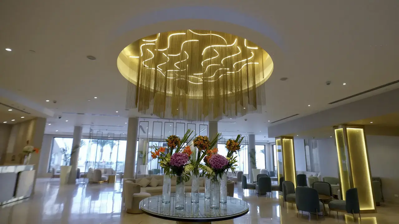 Eleganckie lobby w Sunrise Remal Beach z dużym żyrandolem