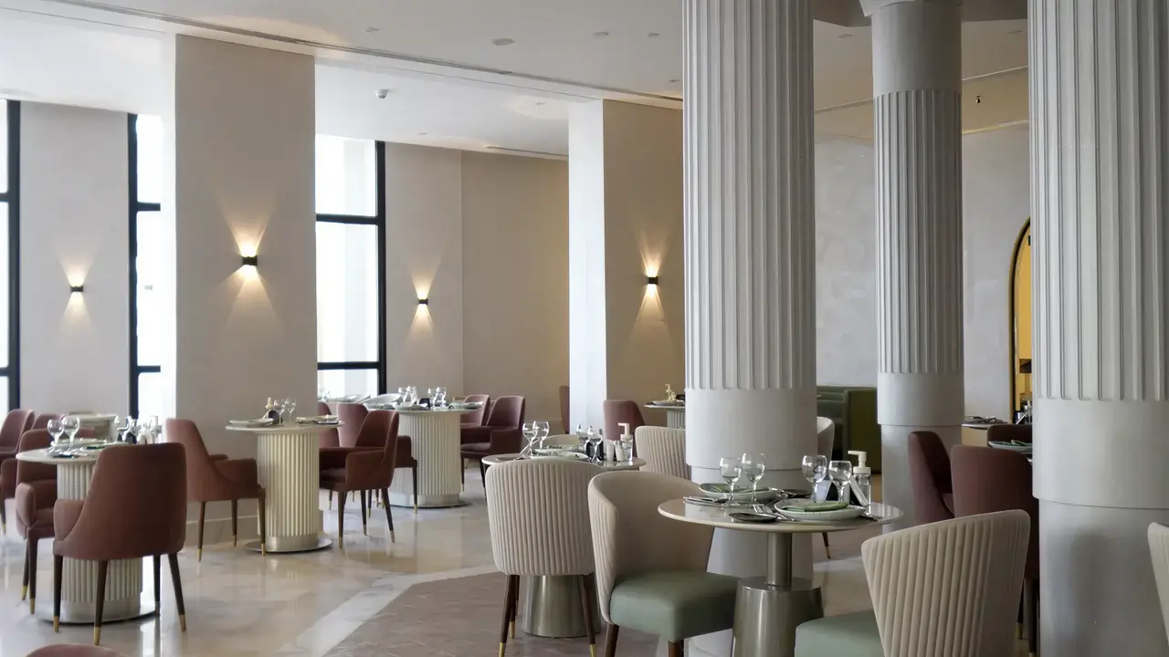 Elegancka restauracja w Sunrise Remal Beach z nakrytymi stołami