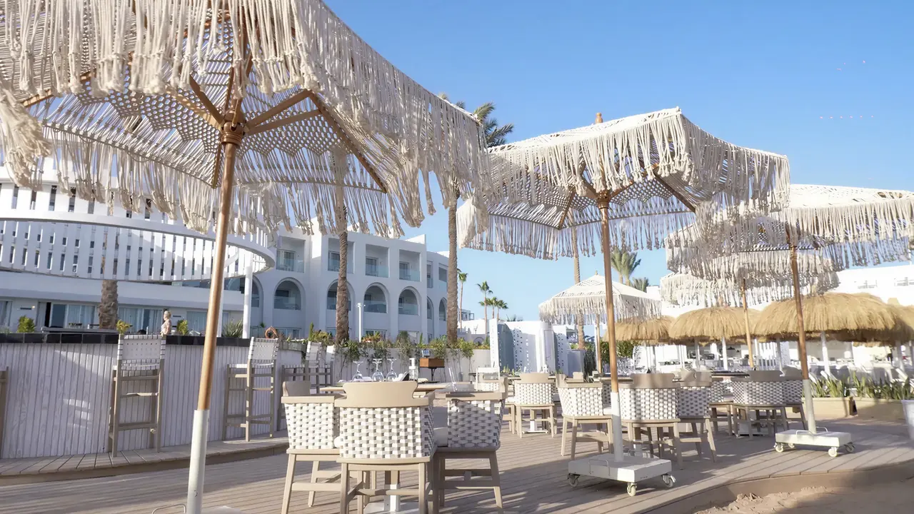 Relaksacyjne parasole i meble w Sunrise Remal Beach