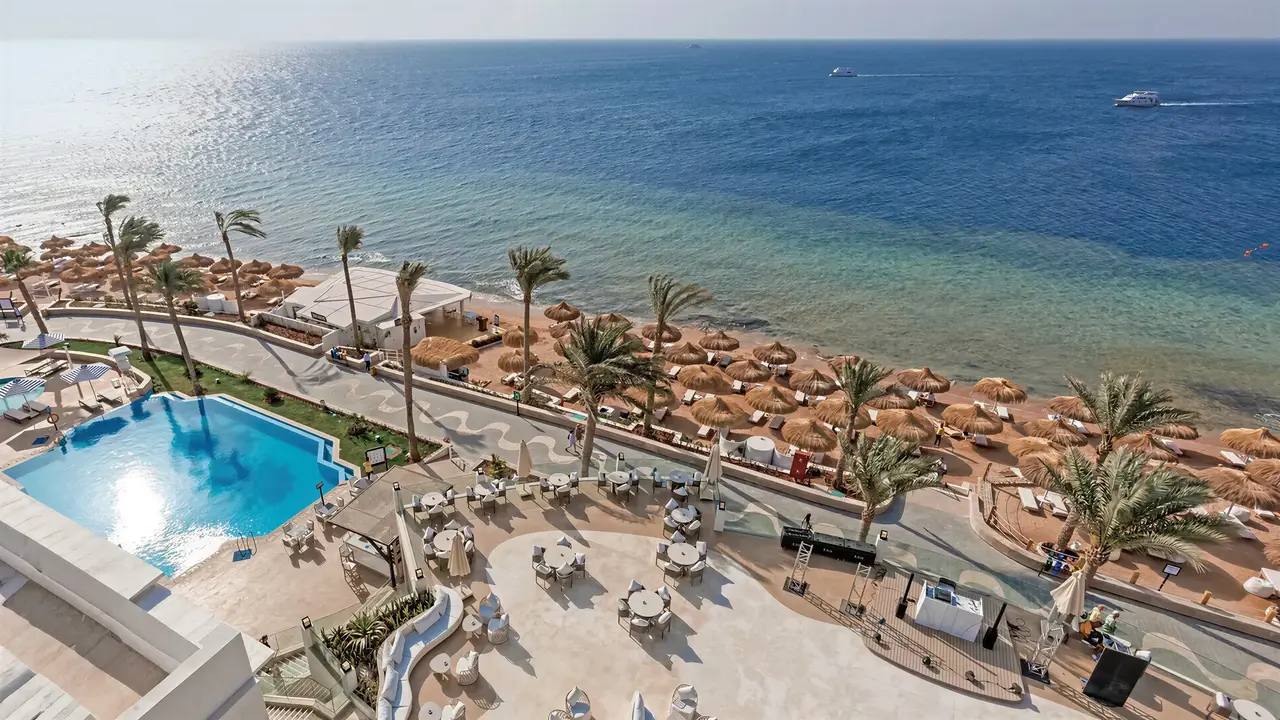 Widok na kompleks Sunrise Remal Beach z basenem i plażą