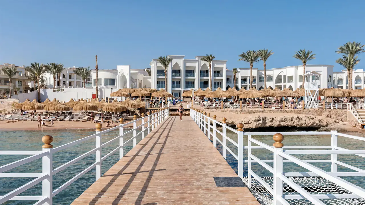 Widok na kompleks Sunrise Remal Beach z molo