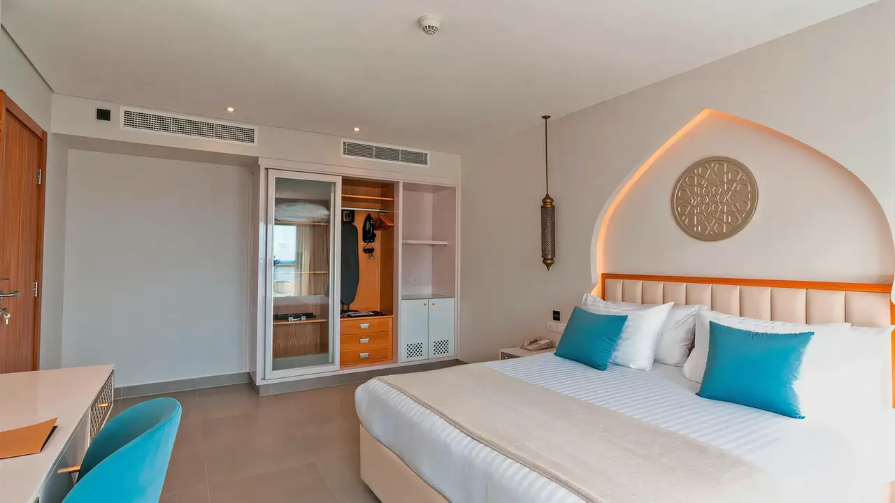 Sypialnia w hotelu Sunrise Remal Beach z dużym łóżkiem