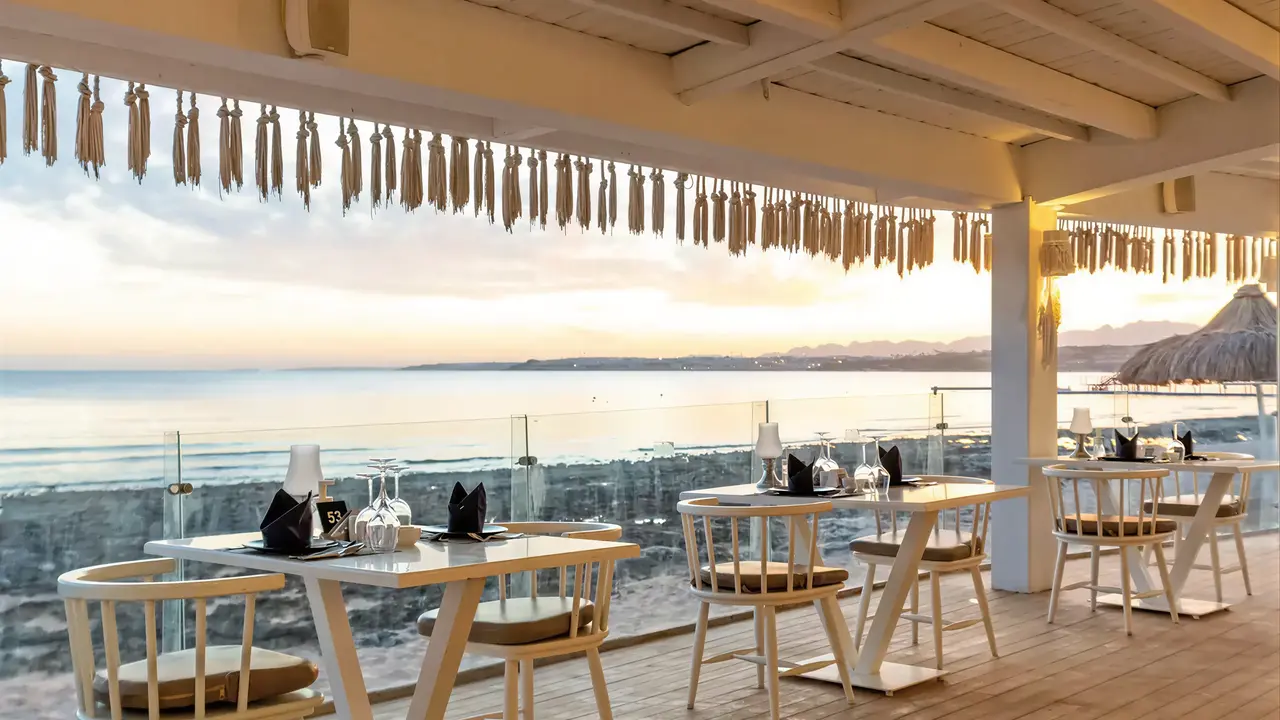 Stolik restauracyjny z widokiem na morze Sunrise Remal Beach