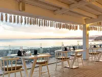 Stolik restauracyjny z widokiem na morze Sunrise Remal Beach