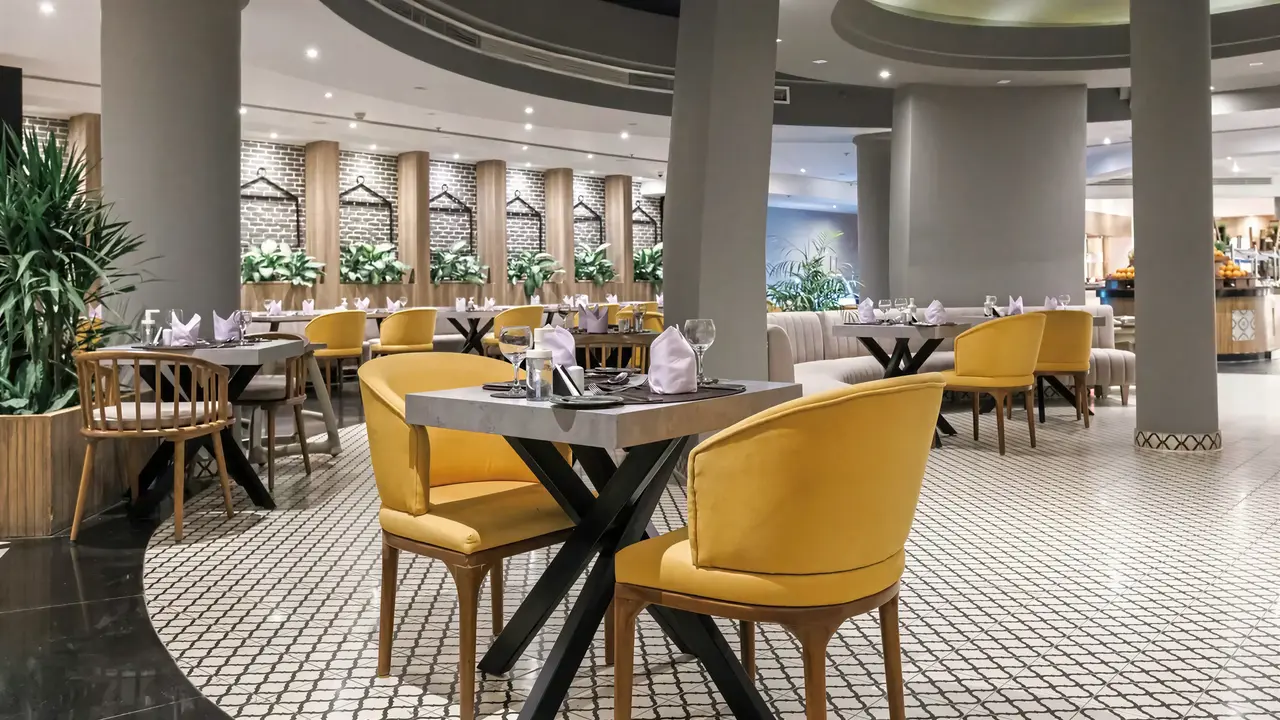 Elegancka restauracja w Sunrise Remal Beach z żółtymi krzesłami
