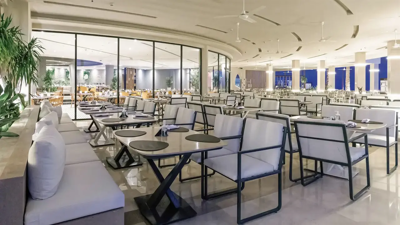 Restauracja w hotelu Sunrise Remal Beach z ustawionymi stolikami
