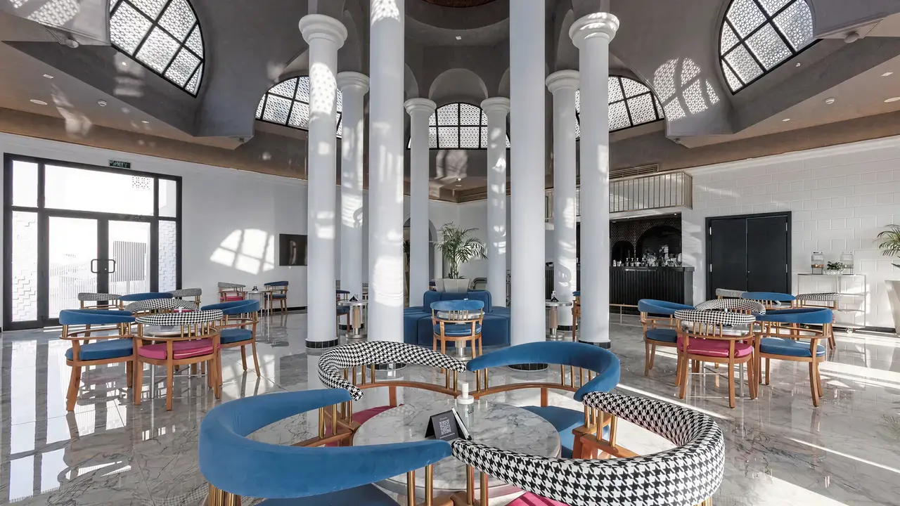 Wnętrze eleganckiego lobby w Sunrise Remal Beach