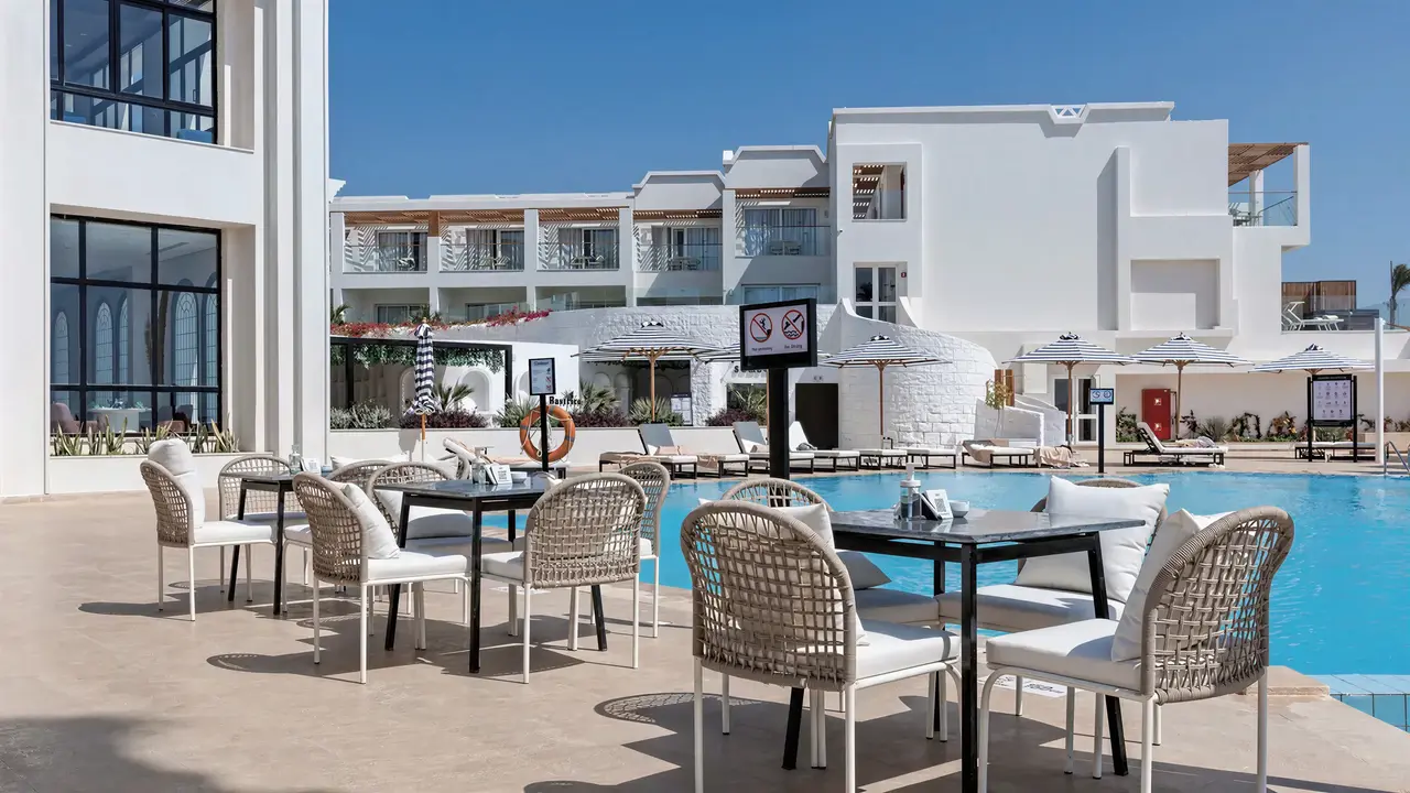 Basen i strefa wypoczynku w Sunrise Remal Beach