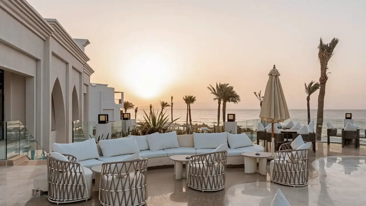 Taras wypoczynkowy przy plaży w Sunrise Remal Beach