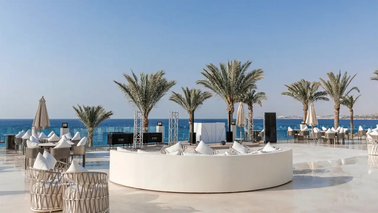 Taras wypoczynkowy przy morzu w Sunrise Remal Beach