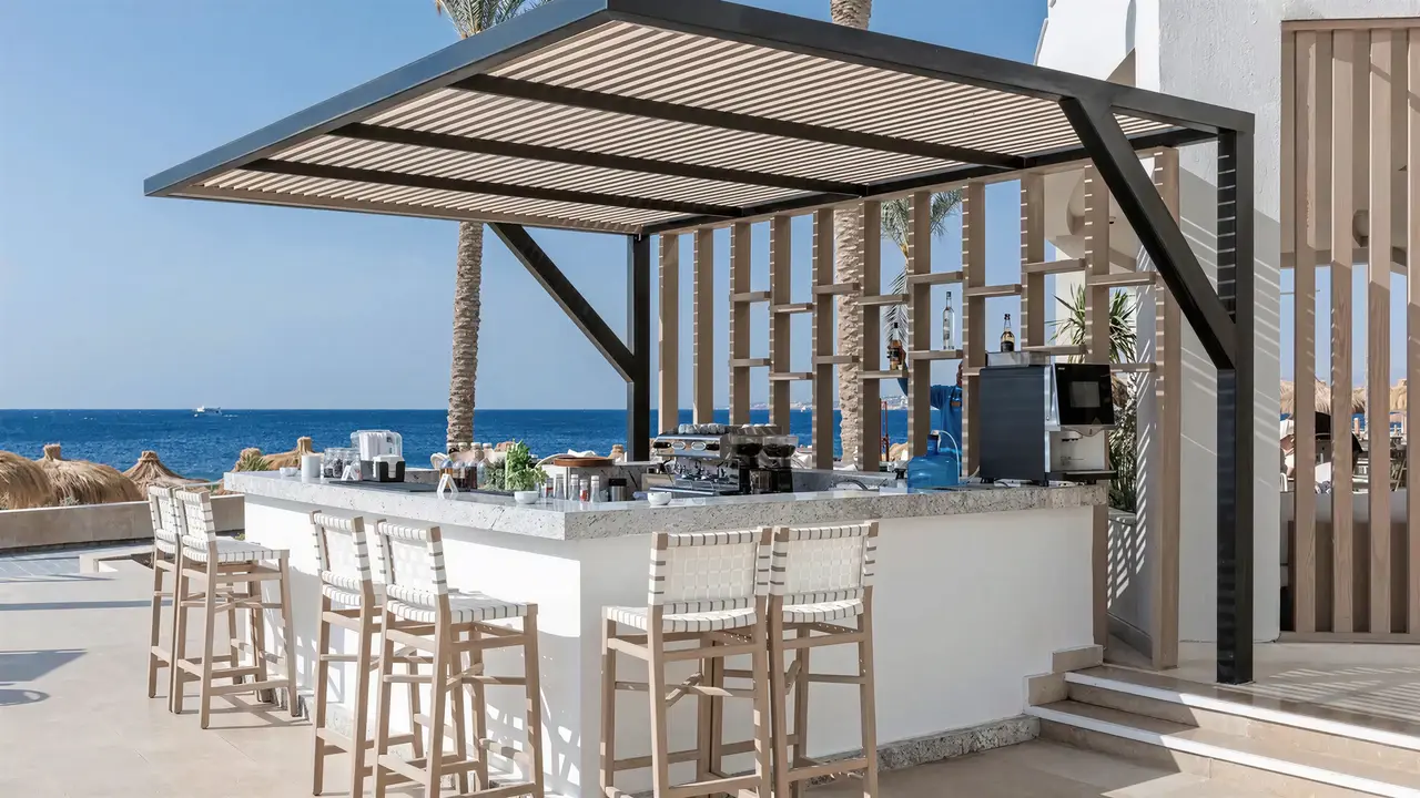 Nowoczesny bar zewnętrzny w Sunrise Remal Beach