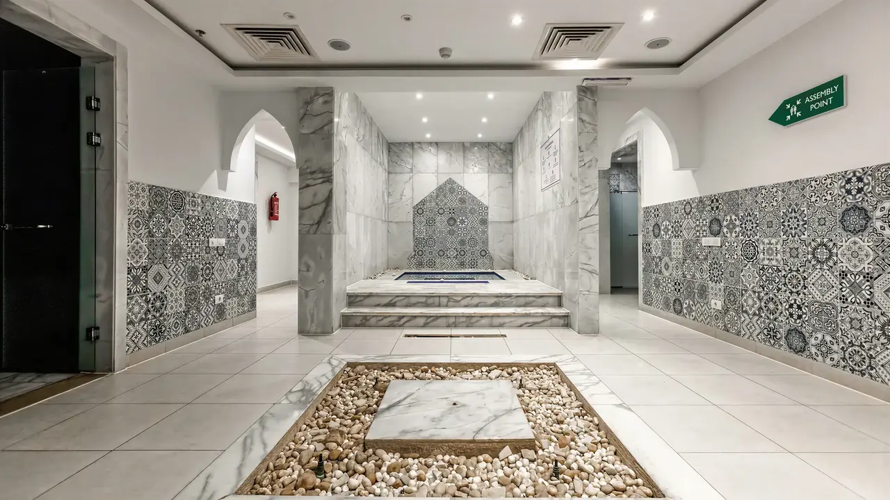 Strefa spa z marmurowym basenem w Sunrise Remal Beach