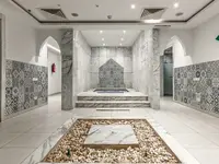 Strefa spa z marmurowym basenem w Sunrise Remal Beach