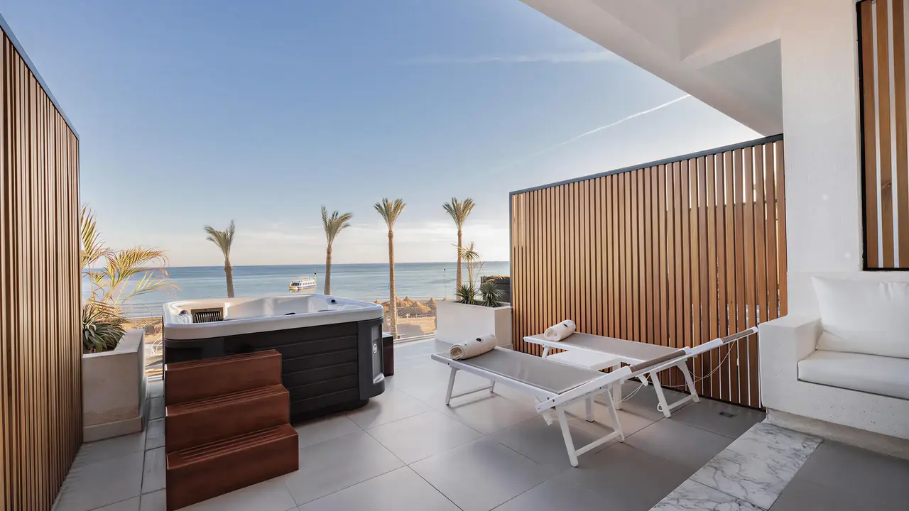Prywatny taras z jacuzzi w Sunrise Remal Beach